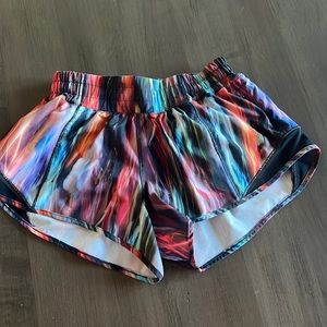 Lululemon 2.5” Hotty Hot short
